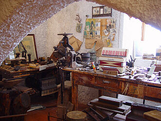 Museo della Fisarmonica - ricostruzione di una bottega artigiana